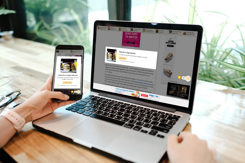 subscribe for grow.me in action on a phone and a laptop, by a user in a cafe.